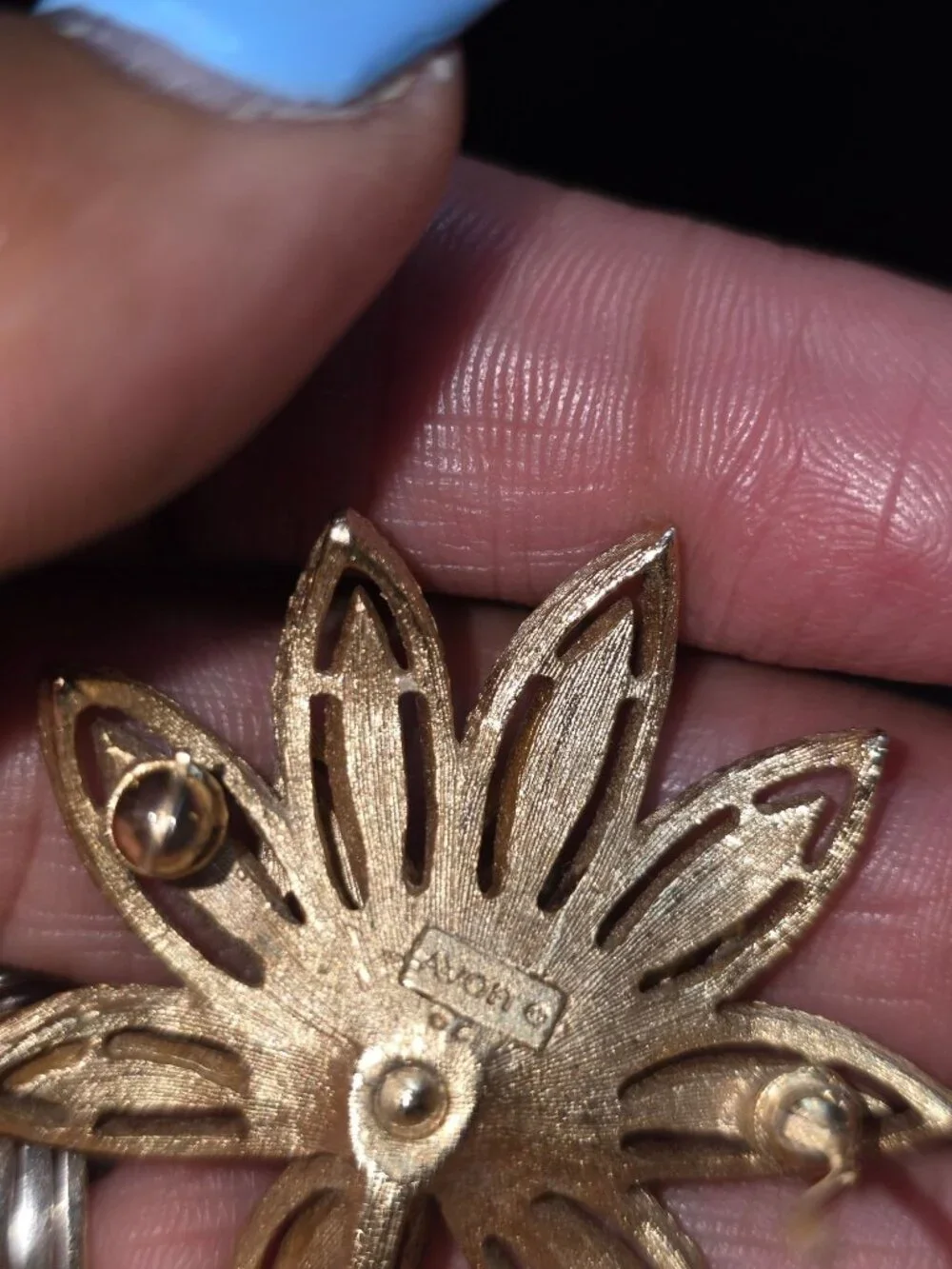 Vintage Avon Gold Tone Floral Brooch Pin Lotus Flower Design Retro Jewelry
